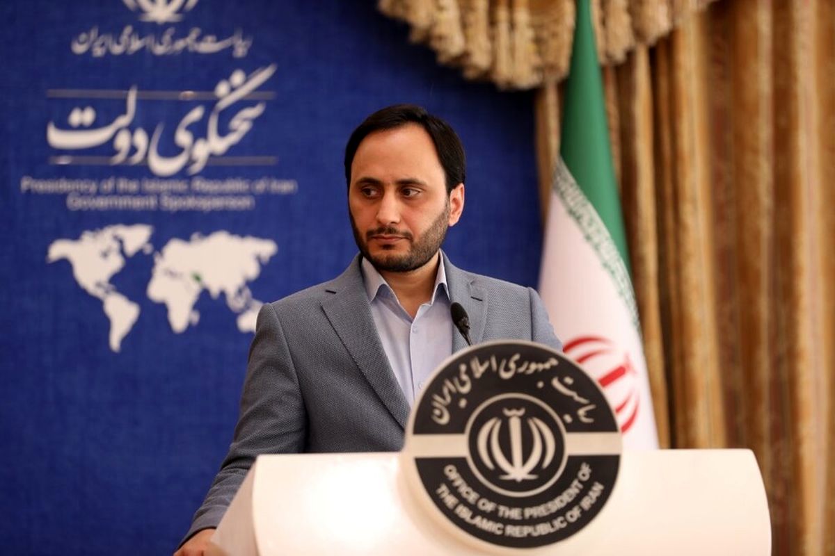 «به این شایعات باید خندید»؛ واکنش سخنگوی دولت به شایعه گران شدن بنزین