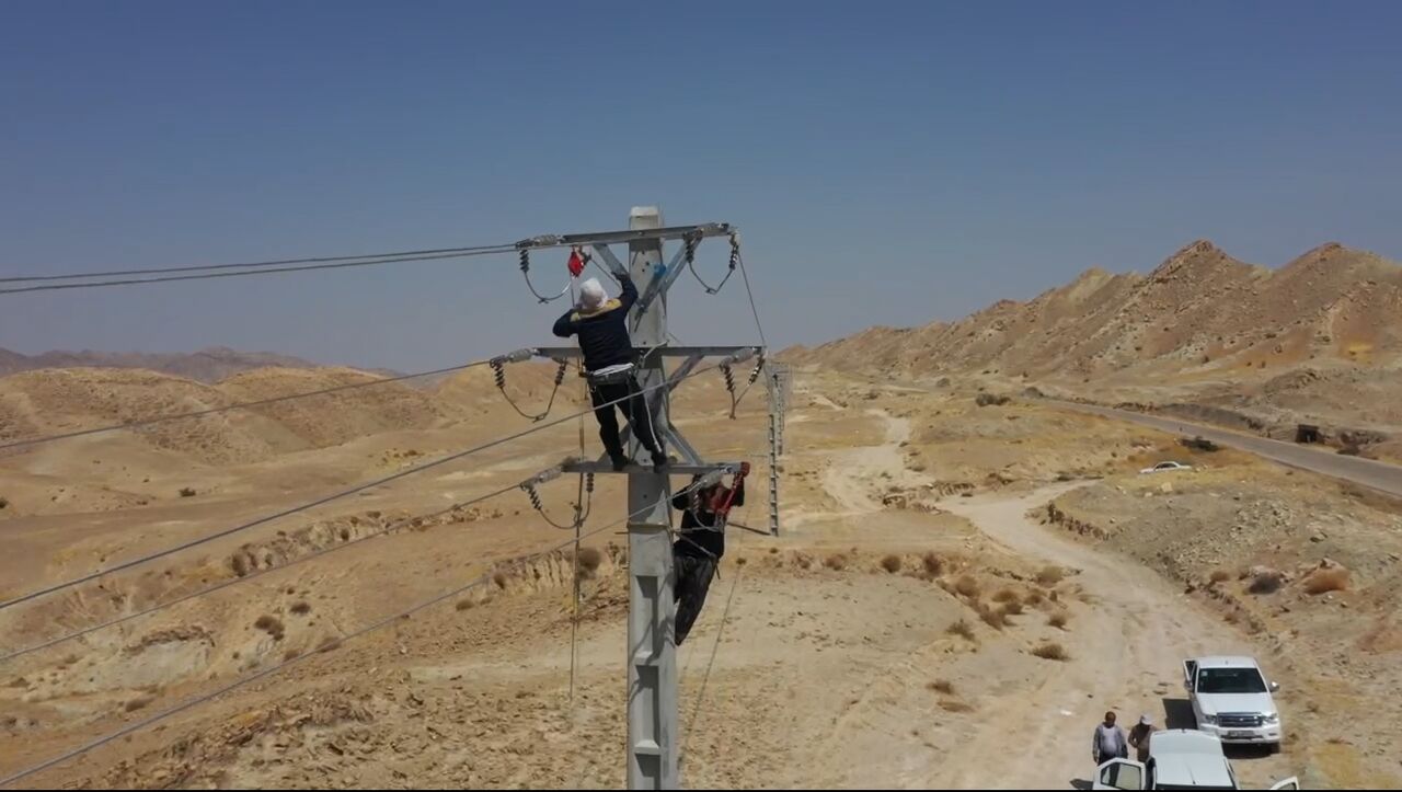 برق روستاهای سیل‌زده جیرفت وصل شد؛ هیچ راهی مسدود نیست