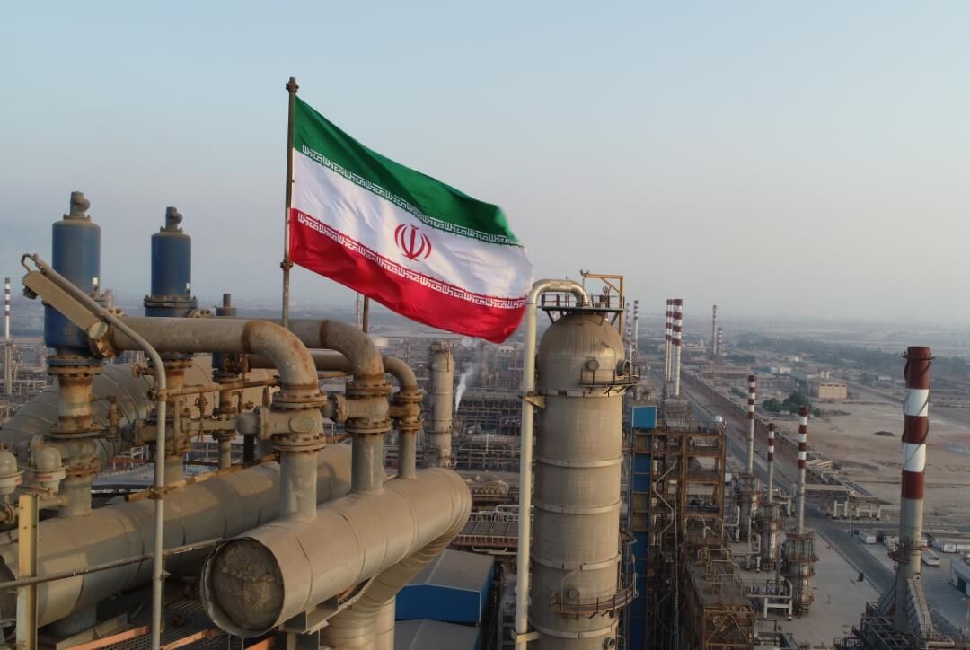 پرچم ایران در حال اهتزاز